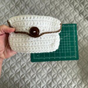 Change purse, white, handheld